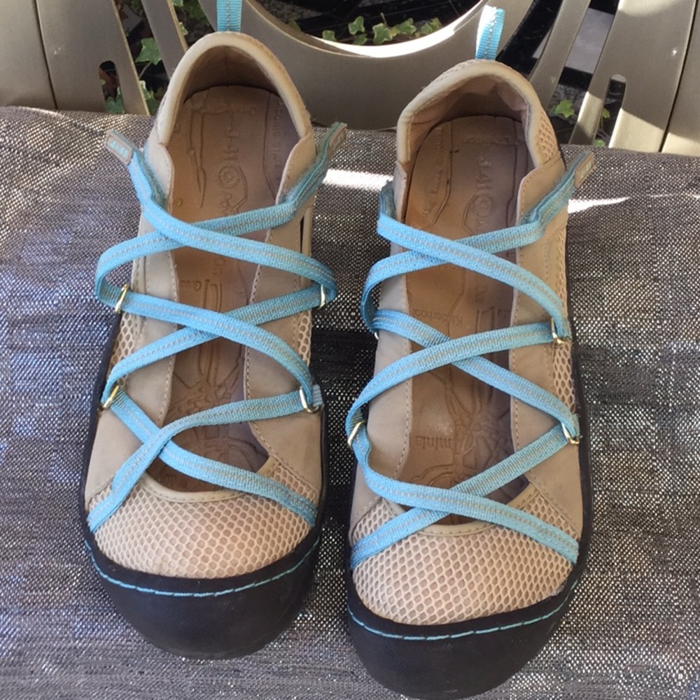 J-41 women’s size 8.5 M women’s shoe.